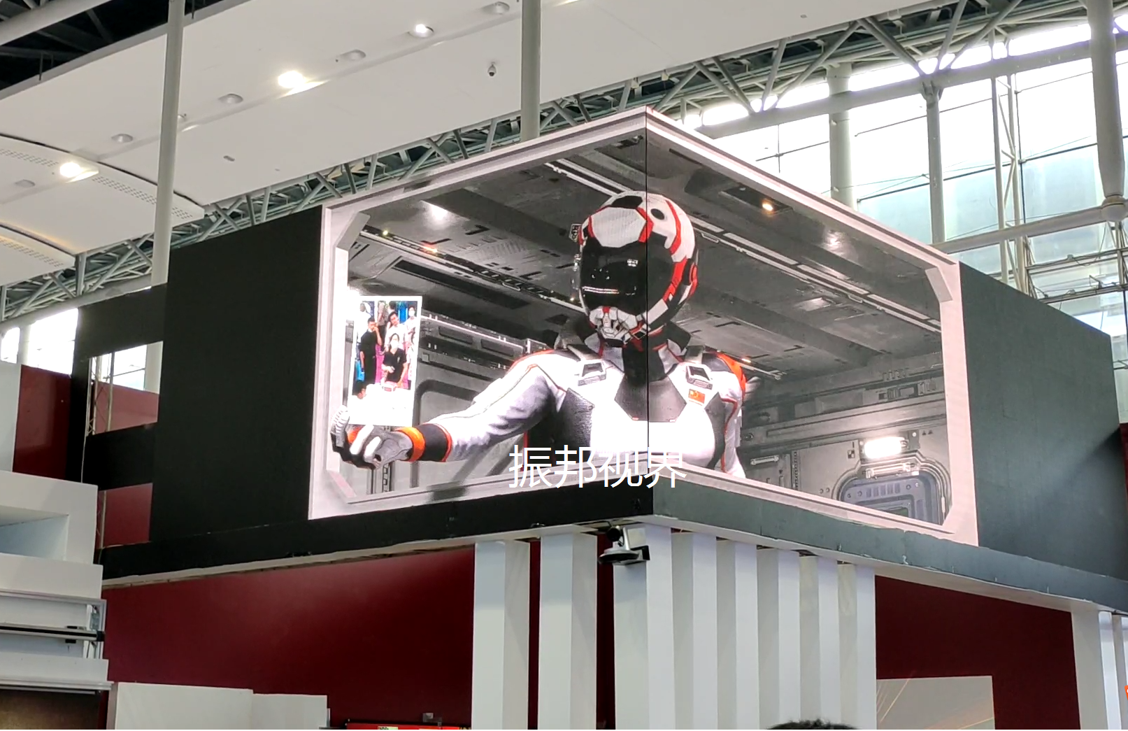 裸眼3D互動拍照-裸眼3D折幕簡介