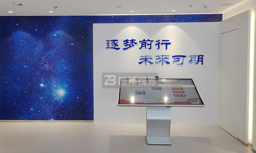 企業(yè)展廳中的電子簽名一體機