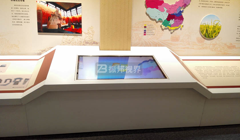主題展館中的虛擬翻書設備