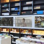 透明液晶屏與展示柜結(jié)合，如何呈現(xiàn)奇幻的顯示效果？