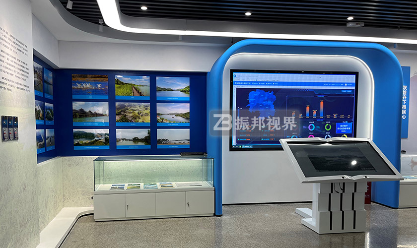 展廳內(nèi)的雙屏聯(lián)動展項(xiàng)