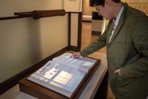 智能展廳必備方案：電子翻書技術+多場景一體機聯動解決方案！