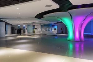 如何設計一個既前沿又實用的智慧城市多媒體互動展示空間？