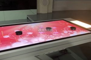 多媒體展廳設計新趨勢：紅色主題結合物體識別互動桌的實踐案例。