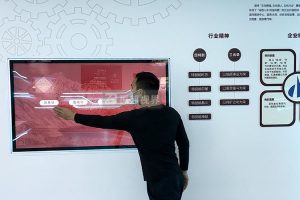哪些交互裝置能提升公司展廳的科技感與用戶體驗？方案如何落地？