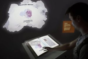 擔心展廳互動裝置體驗不佳？看體感翻書如何實現自然揮手翻頁。